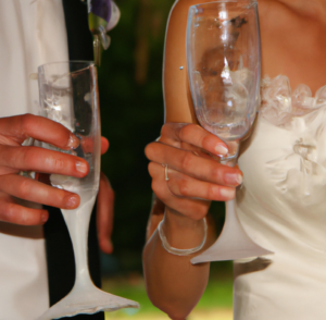 Sposi Che Brindano Col Bicchiere Vuoto